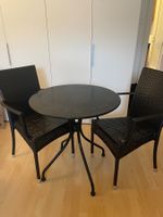 Runder Gartentisch mit zwei Stühlen (Rattan)