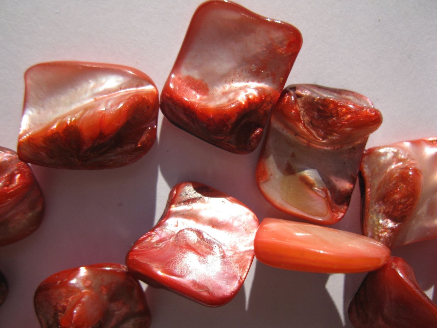 Perlen (unechte): 20 Muschelkernperlen gross, rot, 15mm – Neu und originalverpackt aus St. Margarethen TG von LuanaKa 1