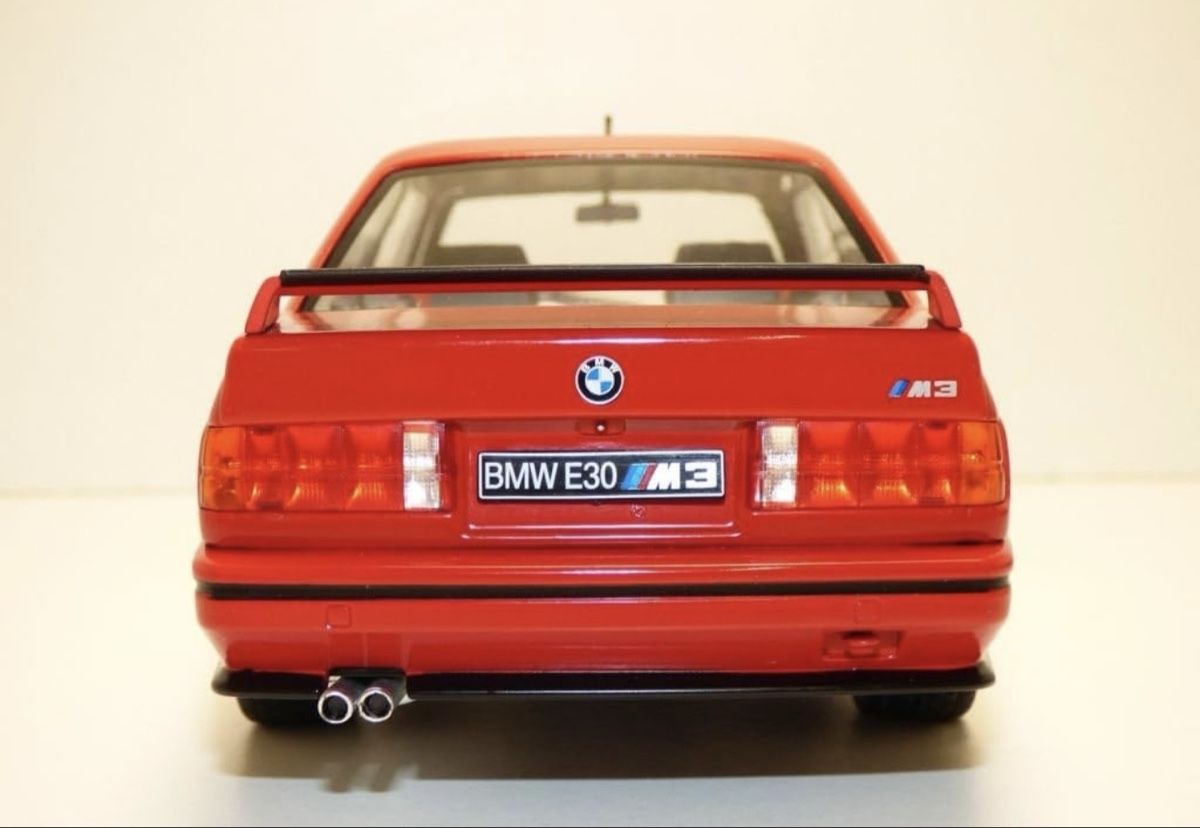 BMW Modellautos: BMW M3 E30 rot 1:18 ungeöffnet  – Neu und originalverpackt aus Basel von GlaihuenigeCars2025 5