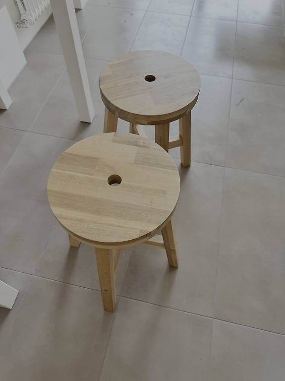 Sgabelli: 2 IKEA SKOGSTA Hocker aus Massivholz – Usato da Luzern venduto da her_8zt9