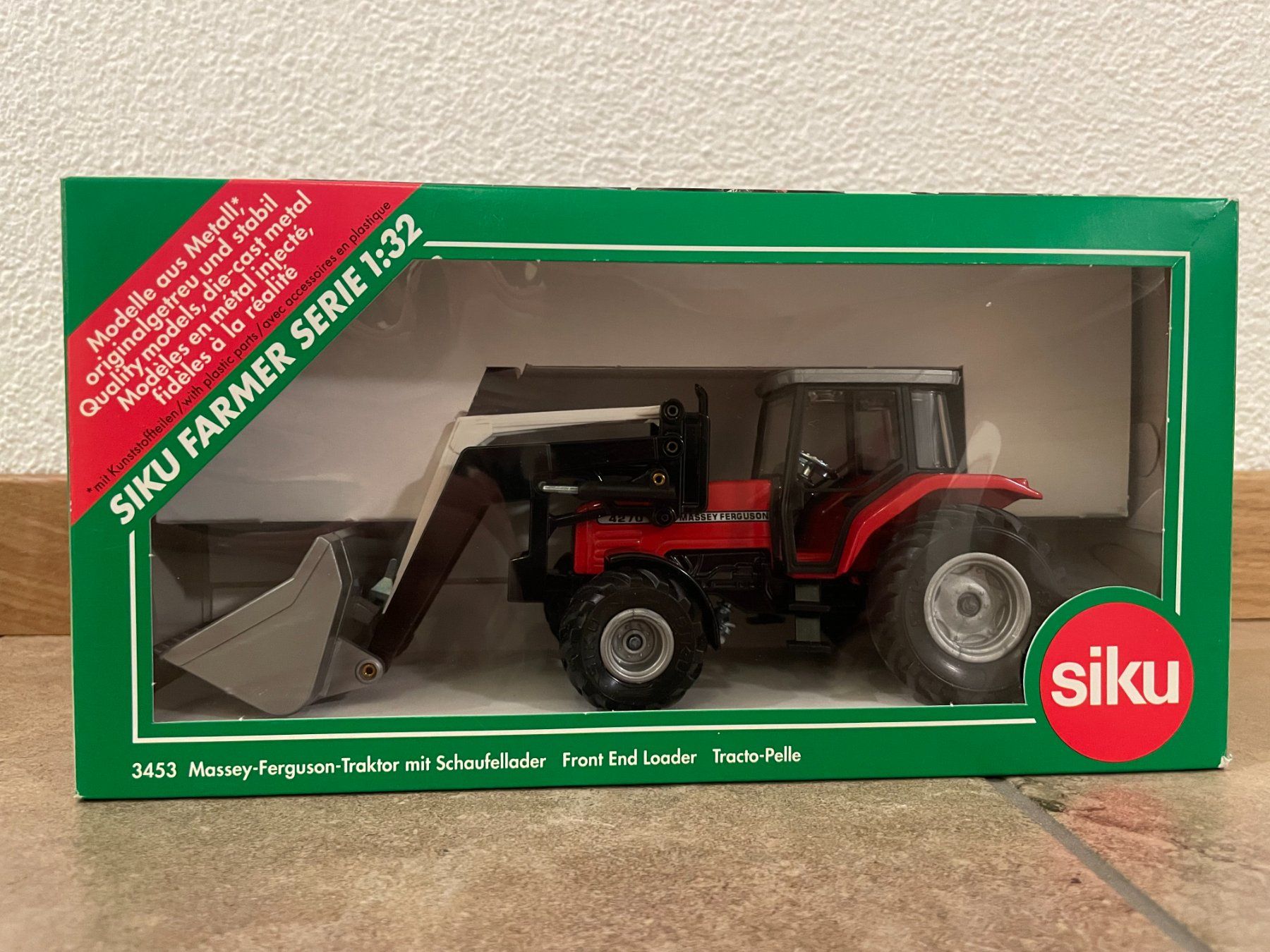 Massey Ferguson Trattori: SIKU Massey Ferguson 4270 mit Frontlader – Nuovo e nell'imballaggio originale da Kreuzlingen venduto da Stefan1150 5