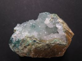 Quarz auf Calcit und Malachit von Peru