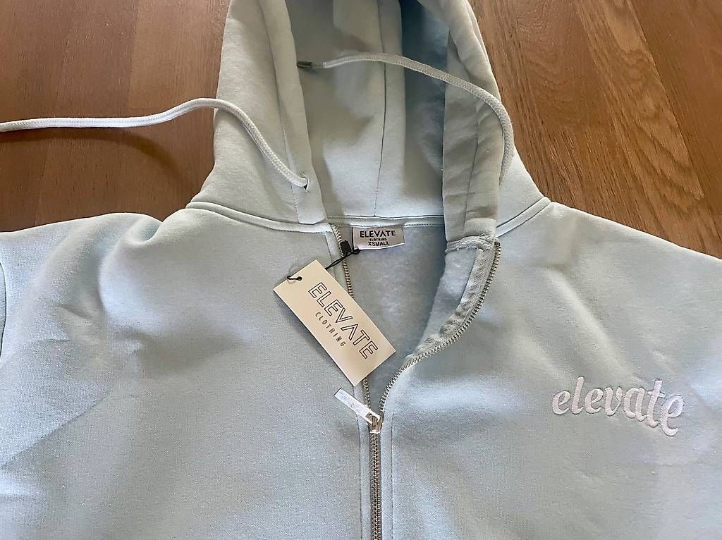 Maglioni & Felpe: Elevate Kapuzenjacke Hellblau, Neu! – Nuovo (secondo la descrizione) da Küsnacht ZH venduto da fst_5sbh 2