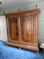 Zürcher Wellenschrank, Nussbaum, Barock, 2-türig