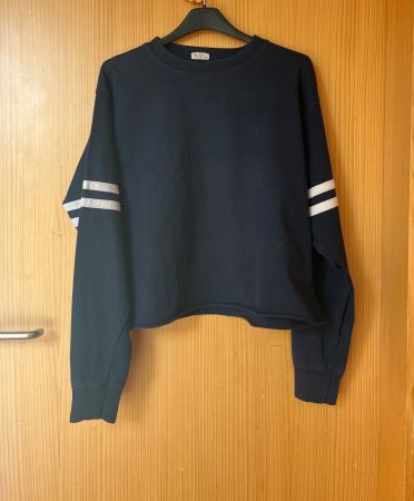 Pull bleu marine à rayures