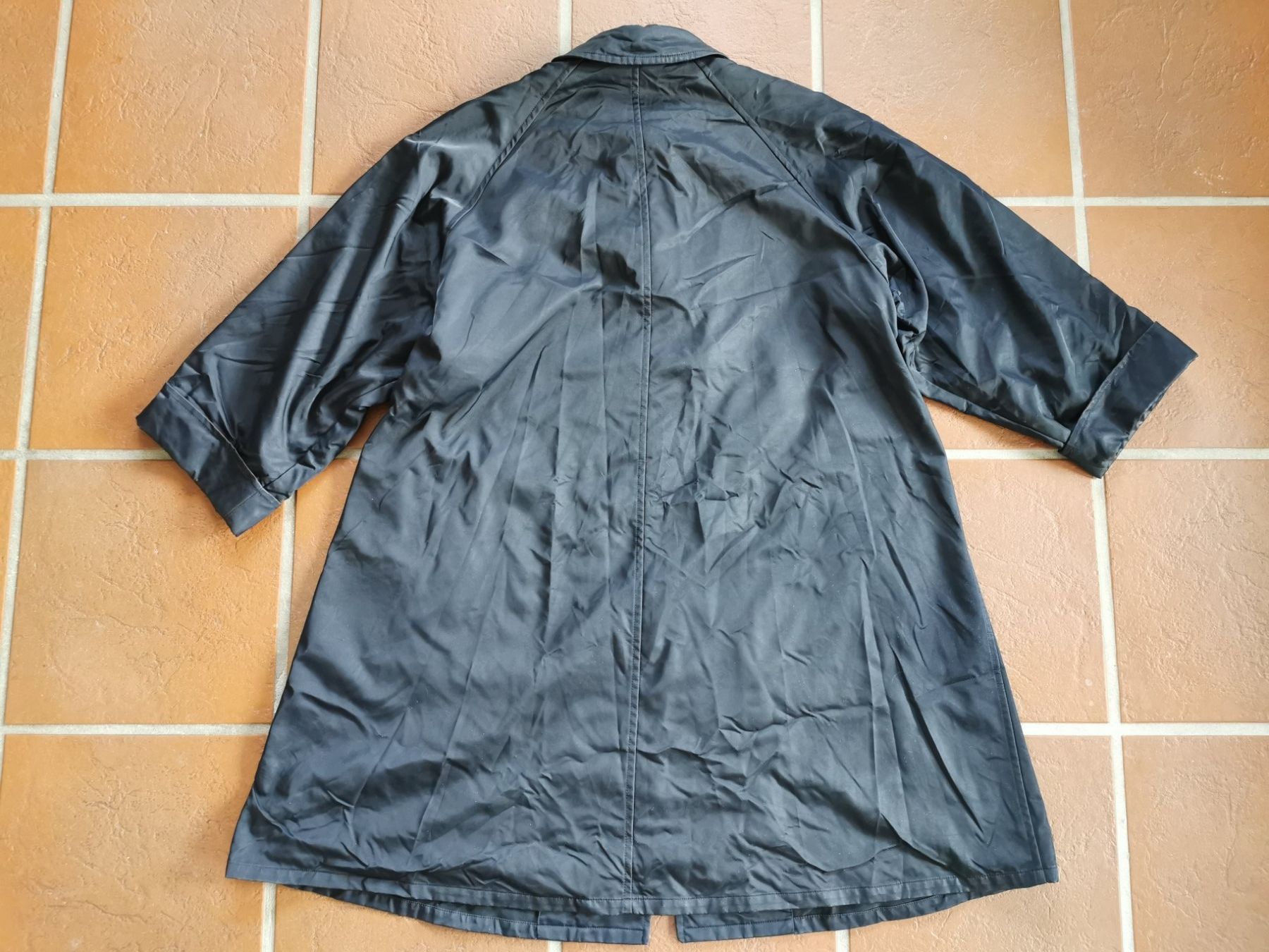 Max Mara Cappotti: Max Mara; schwarzer Regenmantel / Mantel Gr. 40 – Usato da Boniswil venduto da Totomat-Lady 2