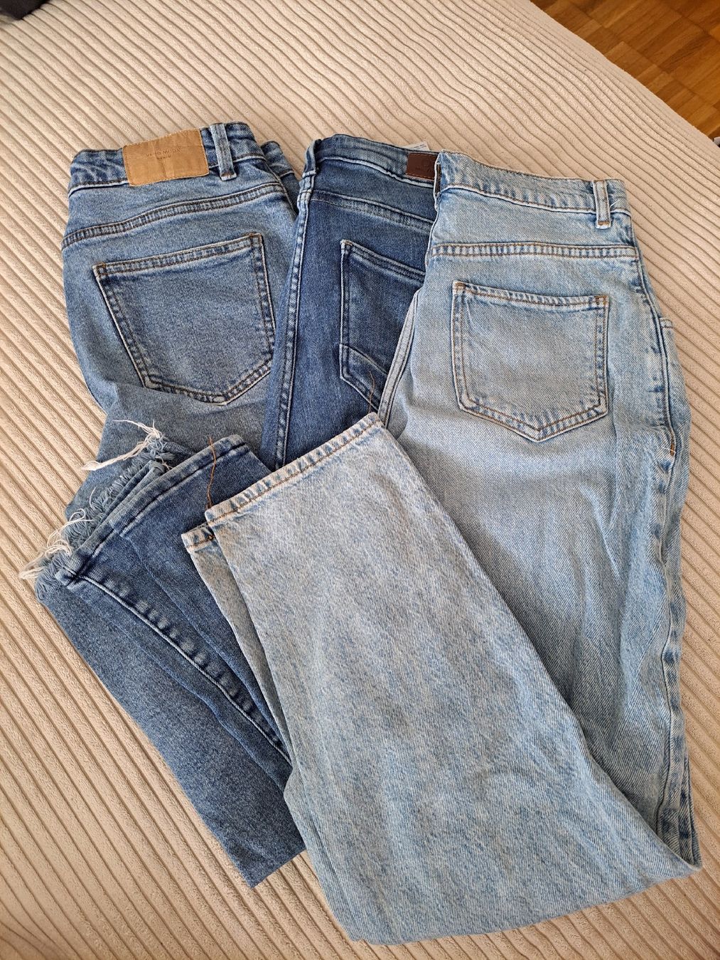 Jeans: Jeans Damen 3er Pack Hellblau Dunkelblau Grösse S/M – D'occasion à Grosshöchstetten par rosa.leo