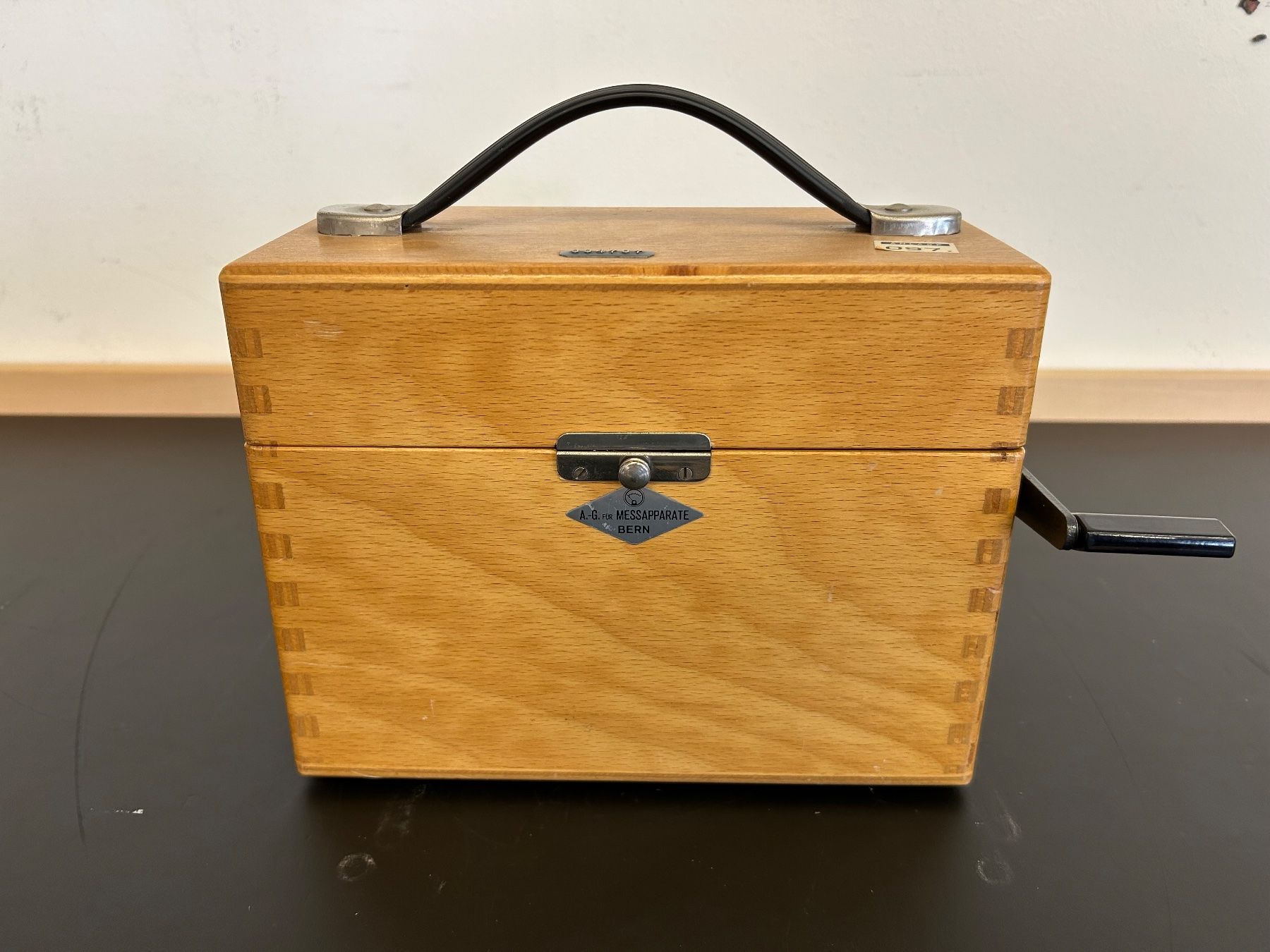 Messen: Historischer Kurbelinduktor-Isolationsmesser Metrawatt – Gebraucht aus Zürich von LuZ_8005 1