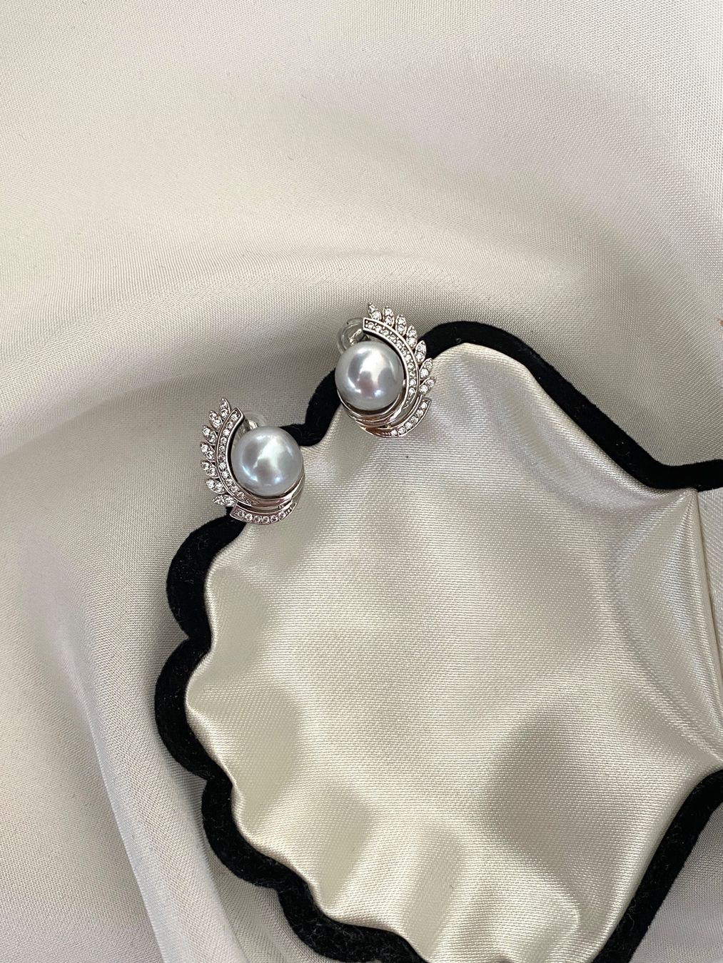 Orecchini pendenti & Orecchini a lobo: 8.3 mm Akoya Perlen Ohrstecker A01 – Nuovo e nell'imballaggio originale da Sarnen venduto da Yingsperlen2
