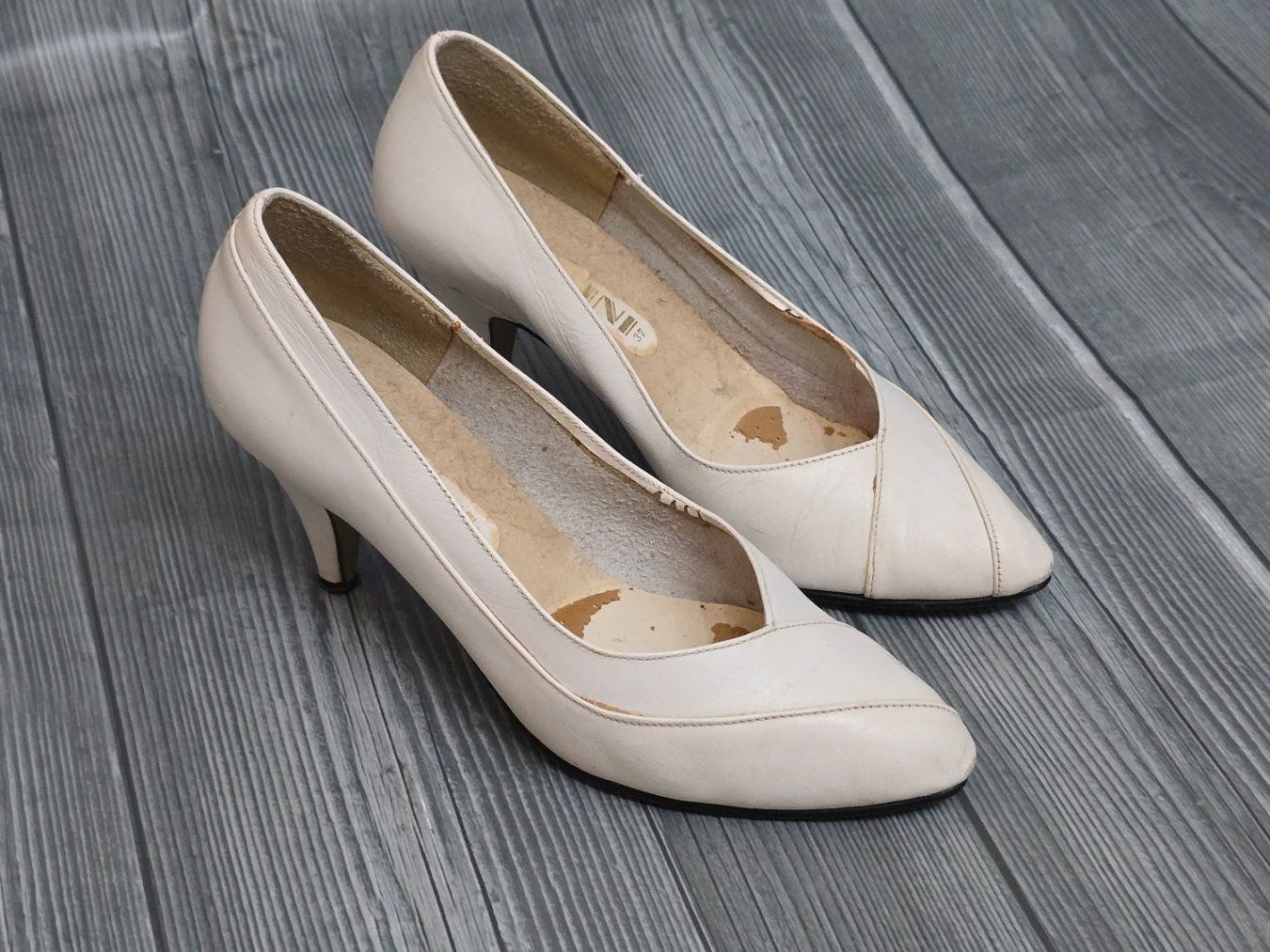 Scarpe da donna: 💞 Vintage Leder-Pumps - 37 - Cremeweiss – Usato da Thalwil venduto da VitaMini 5