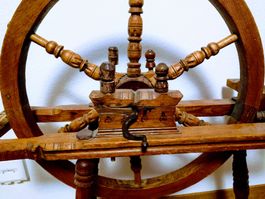 Antikes Schmuckstück, Spinnrad aus Holz