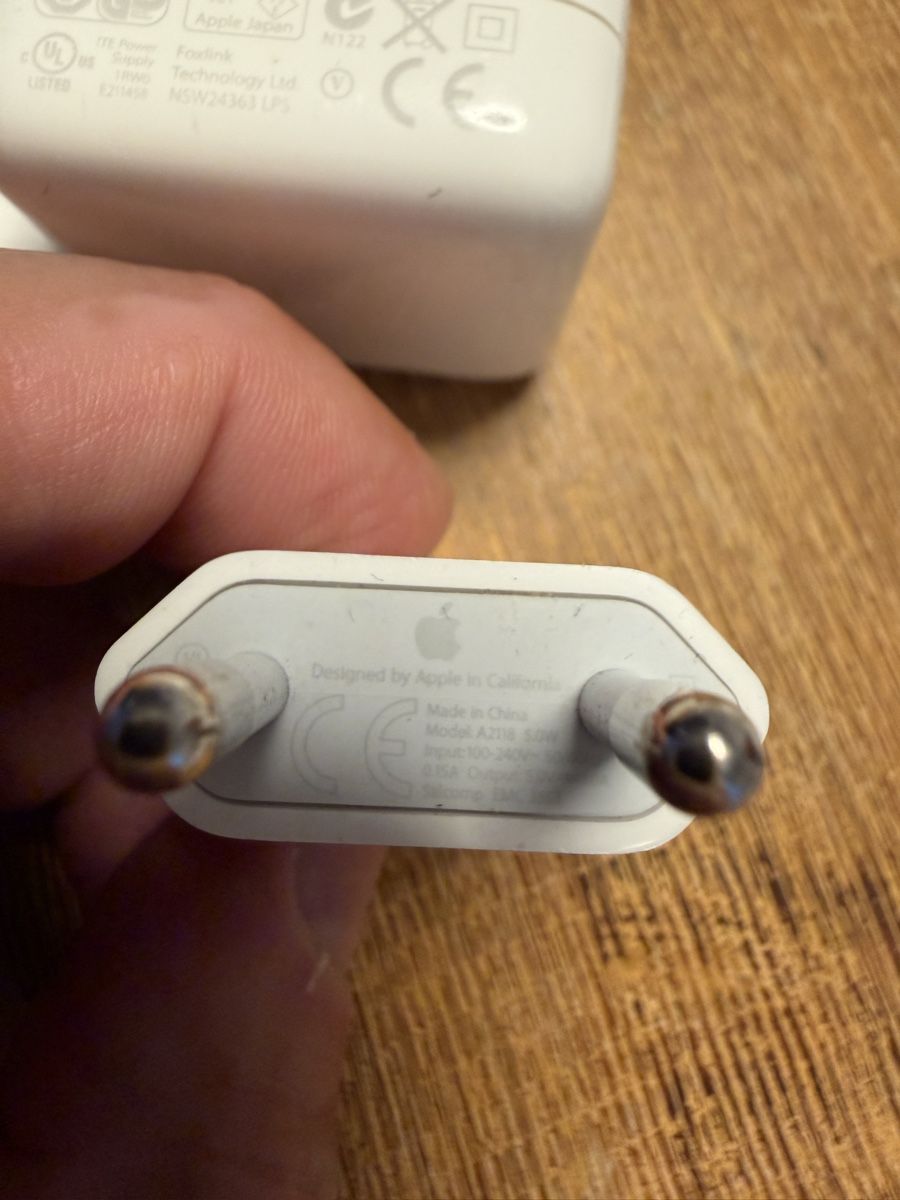 Apple Ladegeräte: 2 Apple-Ladeadaptern mit USB-A-Anschluss – Gebraucht aus Oftringen von ste_mp2b 2