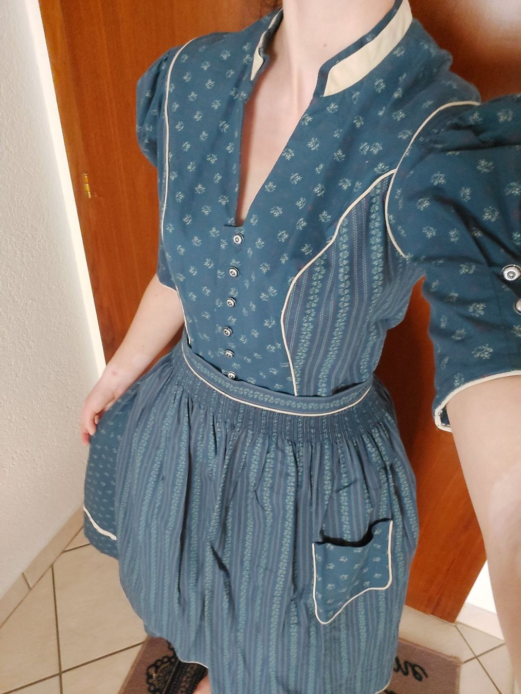 Kleider: Antike Trachtenkleid – Gebraucht aus Sion von aud_7pxl 6