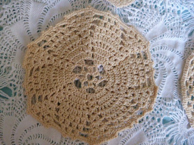 Altra biancheria da tavola: 7 Häkeldeckeli, beige, Handarbeit, Boho-Style – Usato da Nunningen venduto da Ave51 4