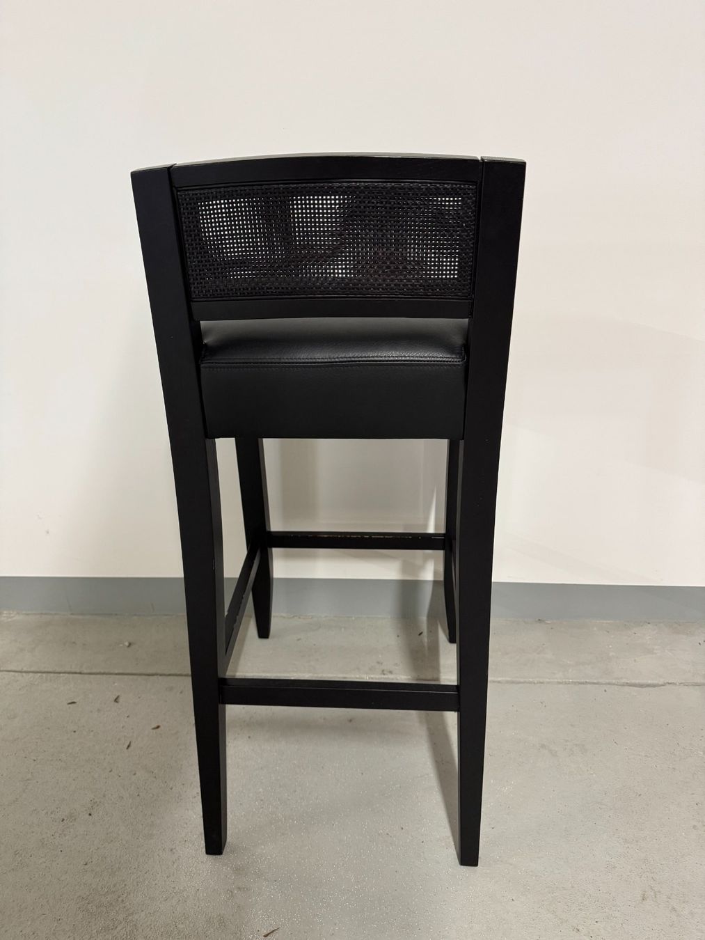 Hochstühle: elegant black bar stool – Gebraucht aus Gsteig b. Gstaad von Auctionly 3