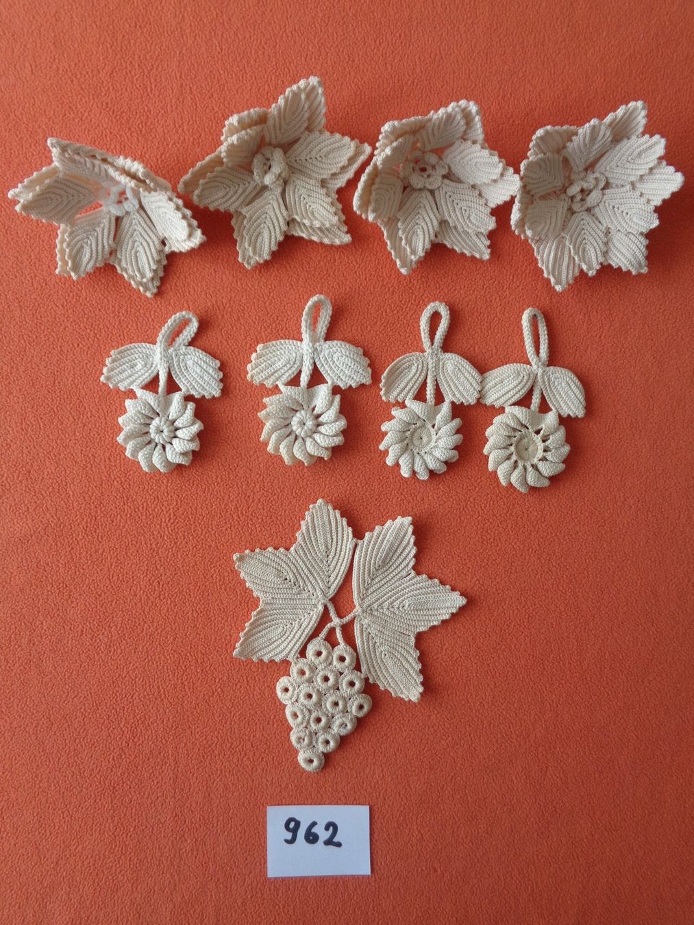 Tutte le decorazioni: Makramee - Handarbeit – Blumendeko – Nuovo (secondo la descrizione) da Chur venduto da omonia
