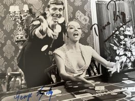 BOND: D. RIGG UND G. LAZENBY ORIG. SIGN. GROSSFOTO