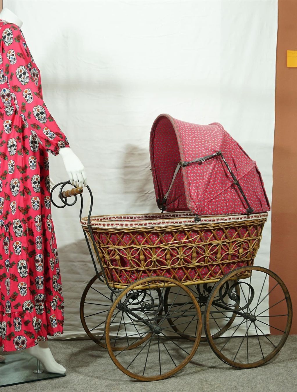 Antiker Korbkinderwagen um 1870 mit on sale Porzellangriff