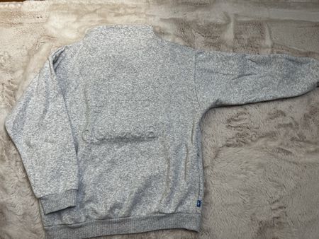 Graues Adidas Sweater Gr. M, perfekt für den Herbst.