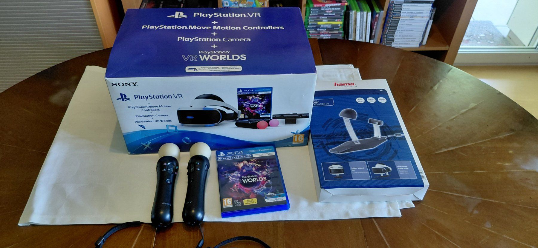 Sony VR Brille: PS4 / PS5 VR Brille VR Worlds inkl Move Controller / Ständer – Gebraucht aus Gretzenbach von Uli1980