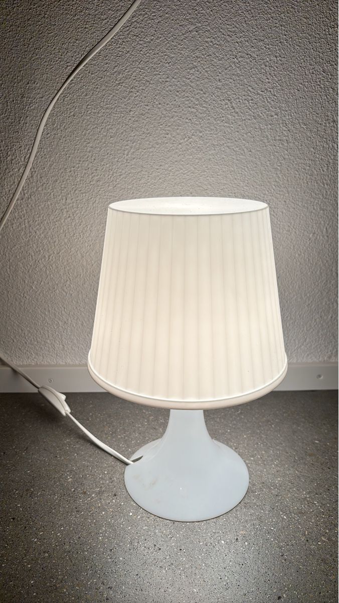 Ikea Lampade: Tischleuchte weiss mit Lampenschirm – Usato da Oberweningen venduto da Zabrina