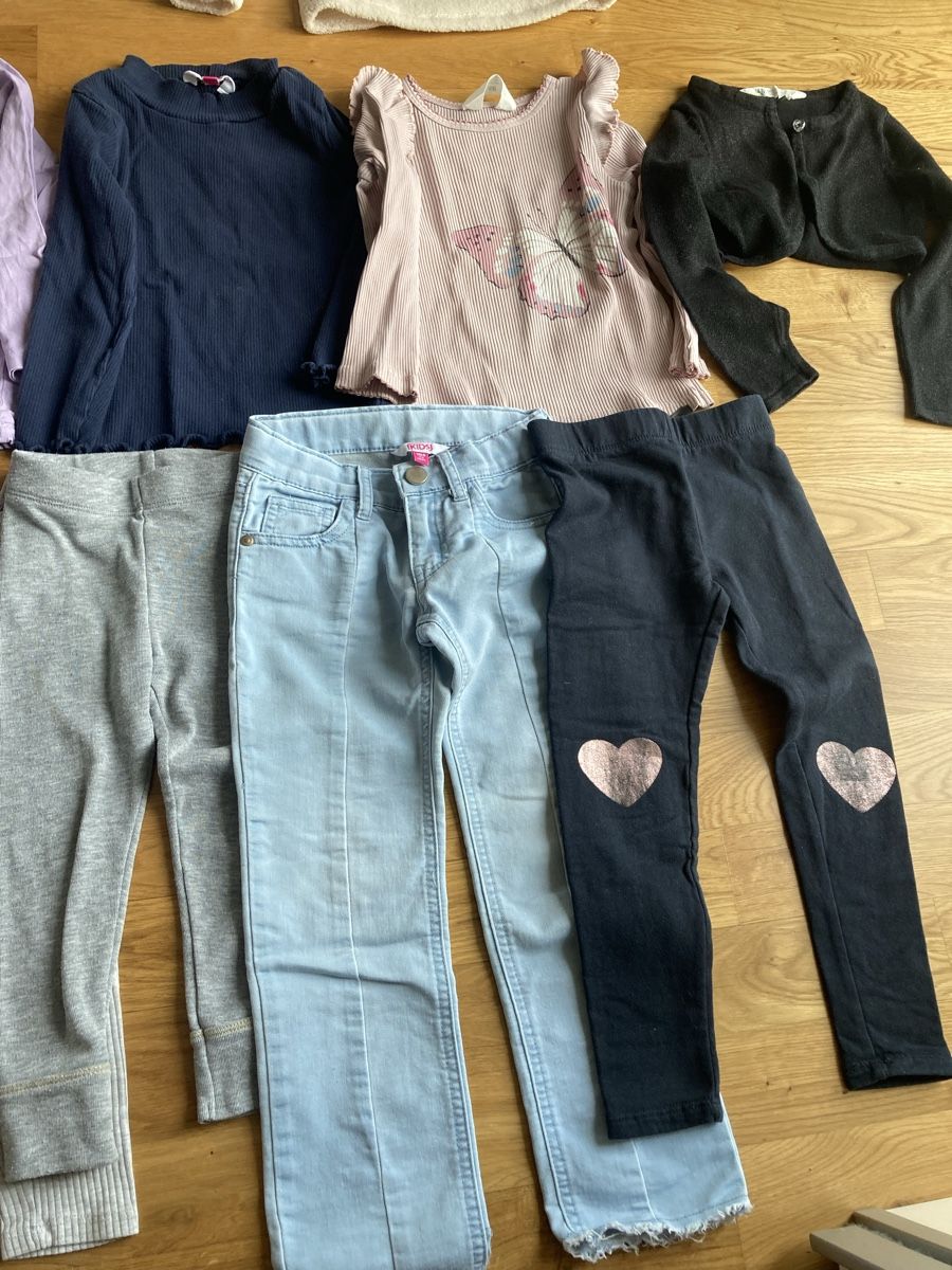 Lotti & Set di vestiti: Mädchen Kleidungspaket Gr 98/104 – Usato da Staad SG venduto da gab_7dr9 3