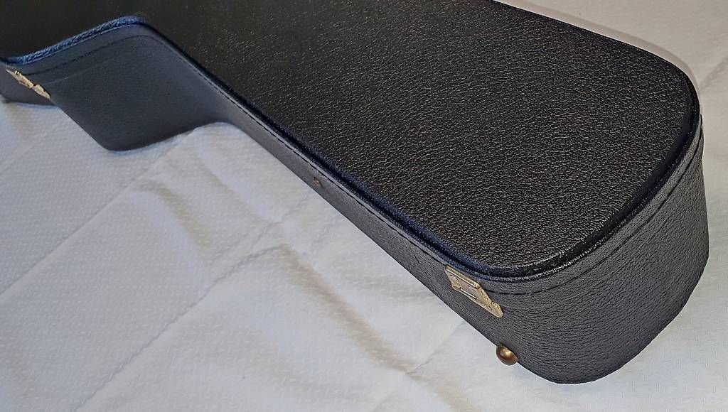 Gibson Strumenti musicali: Gibson Case Dreadnought Plüsch BLAU Gitarrenkoffer – Usato da Basel venduto da x-hobby 2