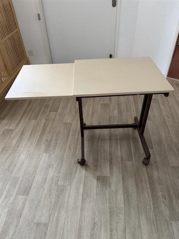 Tische: 3x Table beige avec rallonge à roulette – Gebraucht aus Yverdon-les-Bains von bhoewler 2