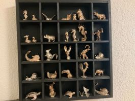 Versilberte Figuren  im Setzkasten