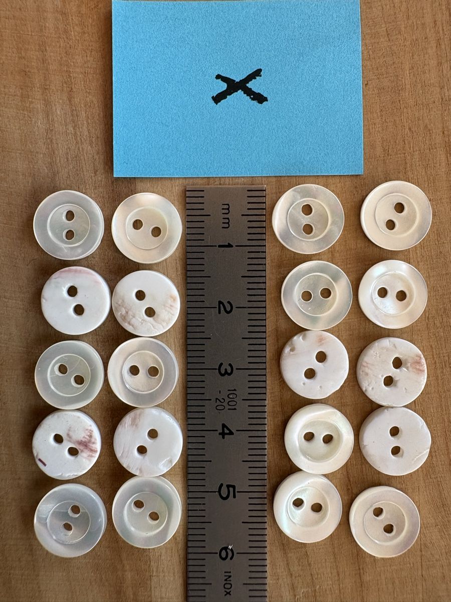 Bottoni: 20 Perlmutt Knöpfe ( ca 11mm ) – Nuovo (secondo la descrizione) da Rümlang venduto da euqinom16