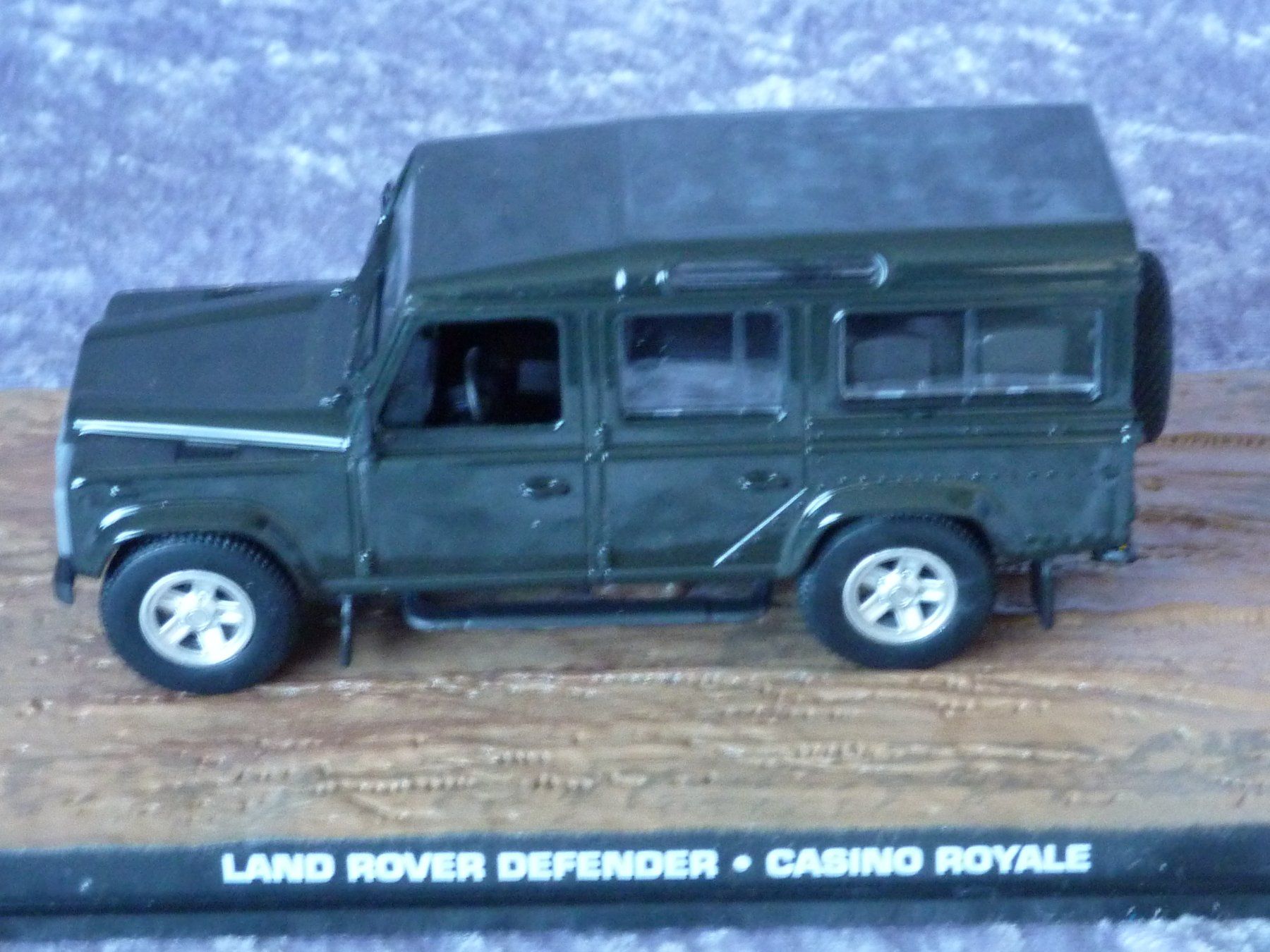 Land Rover Modellini d'auto: Land Rover Defender James Bond  1:43 – Nuovo (secondo la descrizione) da Dürrenäsch venduto da modellautos4you 1