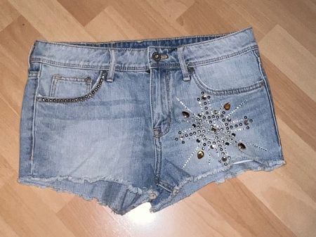• Shorts / Hotpants mit Verzierung •