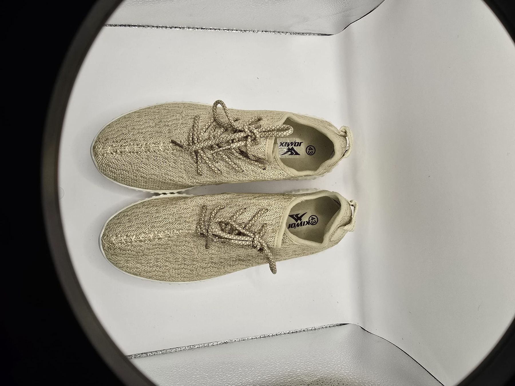 Herrenschuhe: Baskets tendance légères, pointure 43, couleur beige – Neu (gemäss Beschreibung) aus Neuchâtel von mel_6m7r 1