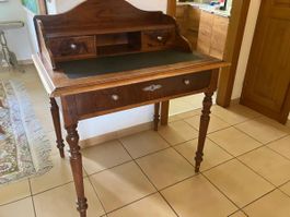 Bureau ancien en bois, parfait pour votre bureau d'hi