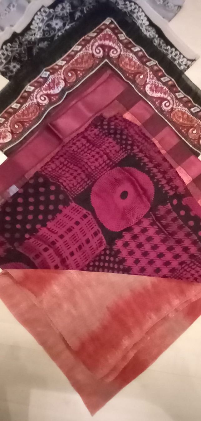 Foulard & Sciarpe: 9 STK DIVERSE FOULARD - QUADRATISCH – Usato da Huttwil venduto da Kunterbuntli 2