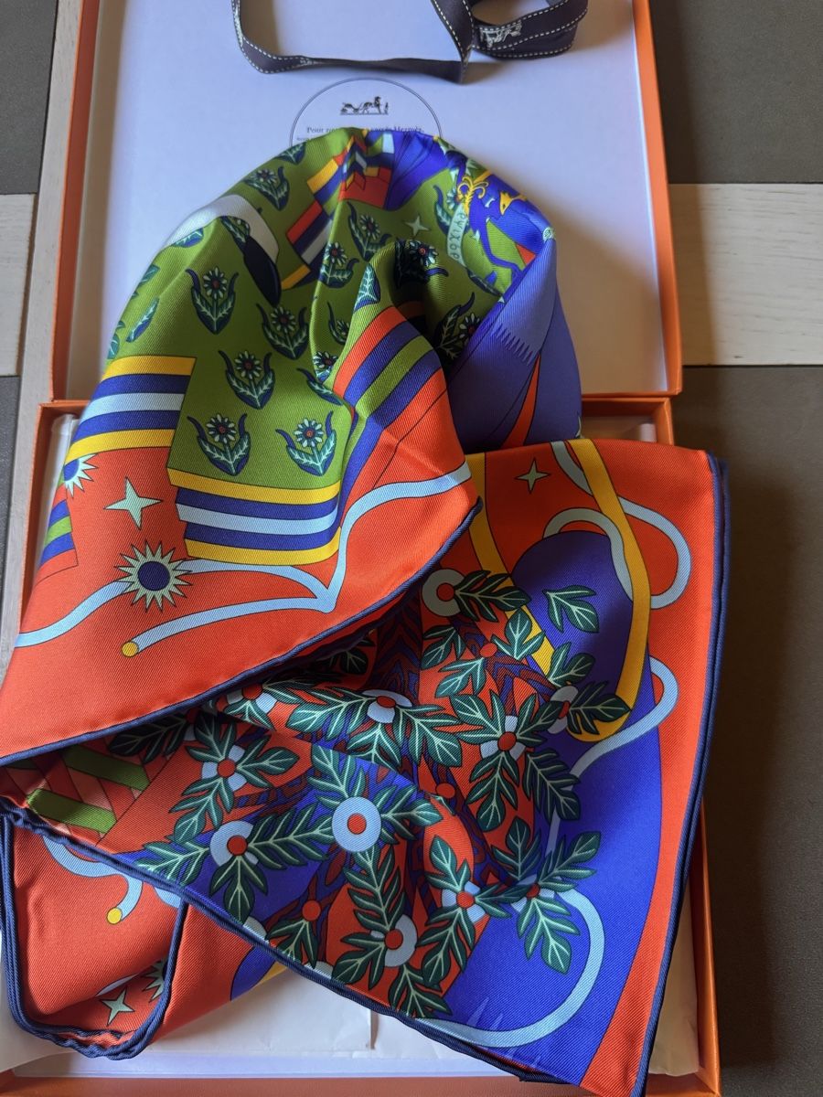 Hermès Foulard & Sciarpe: Hermès carré 90 neuf Source de Pégase  – Nuovo e nell'imballaggio originale da Genève venduto da Allisgood 1