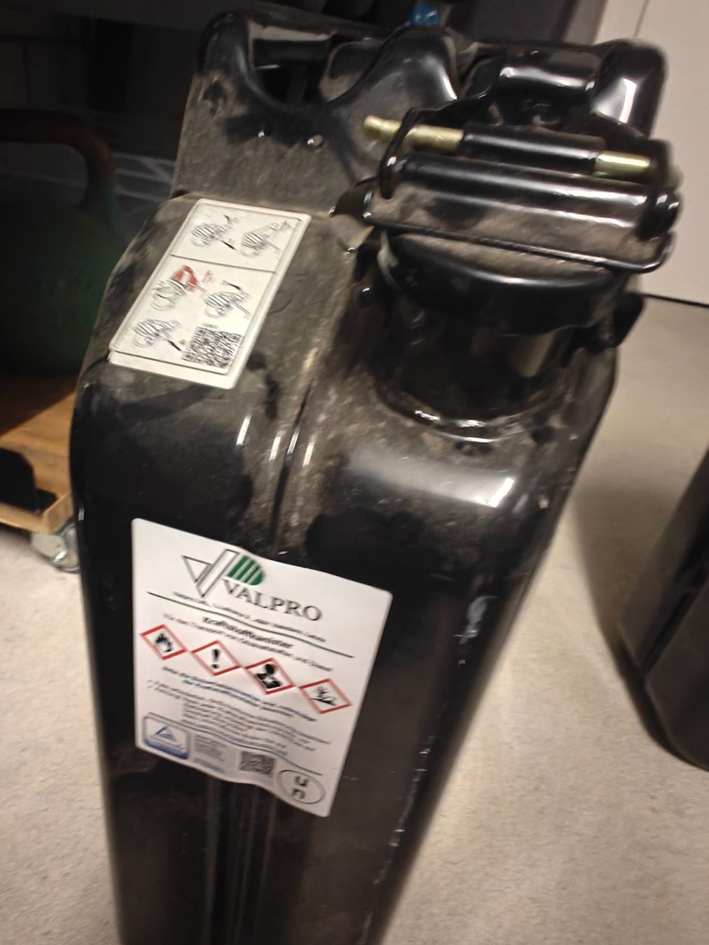 Bidons d’essence: Benzinkanister schwarz 20l Valpro mit Blokade – D'occasion à Ermatingen par ans_m6lj