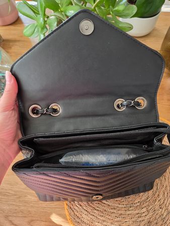 Schwarze gesteppte Schultertasche mit Kettenriemen