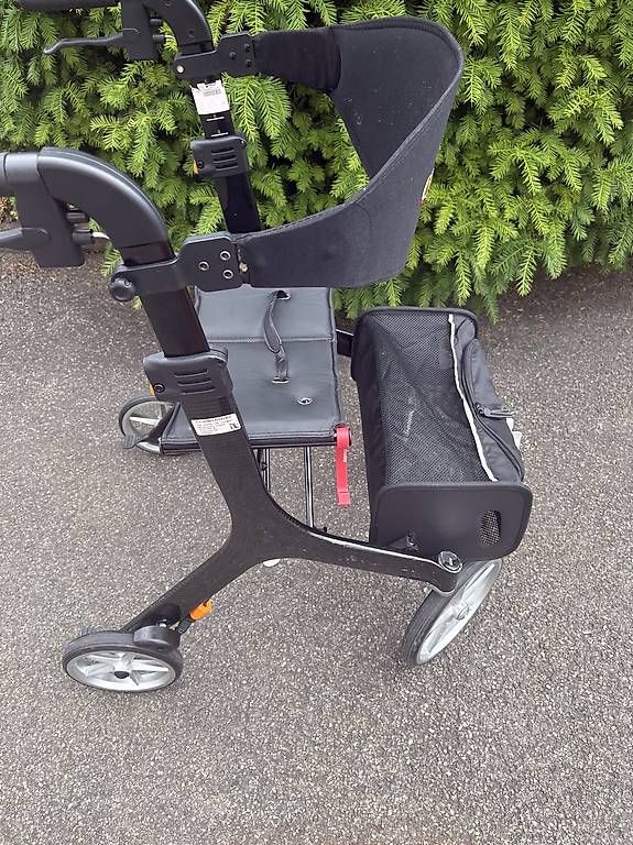 Ausili per la deambulazione: Leichtgewicht Rollator Carbon – Usato da Villars-sur-Glâne venduto da AllisonGina 3