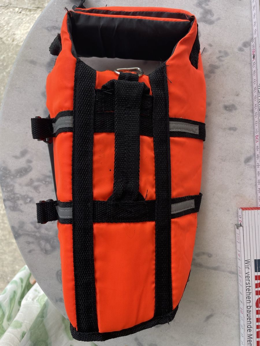 Schwimmwesten: Hunde-Schwimmweste – Gebraucht aus Plaffeien von Bistrolino