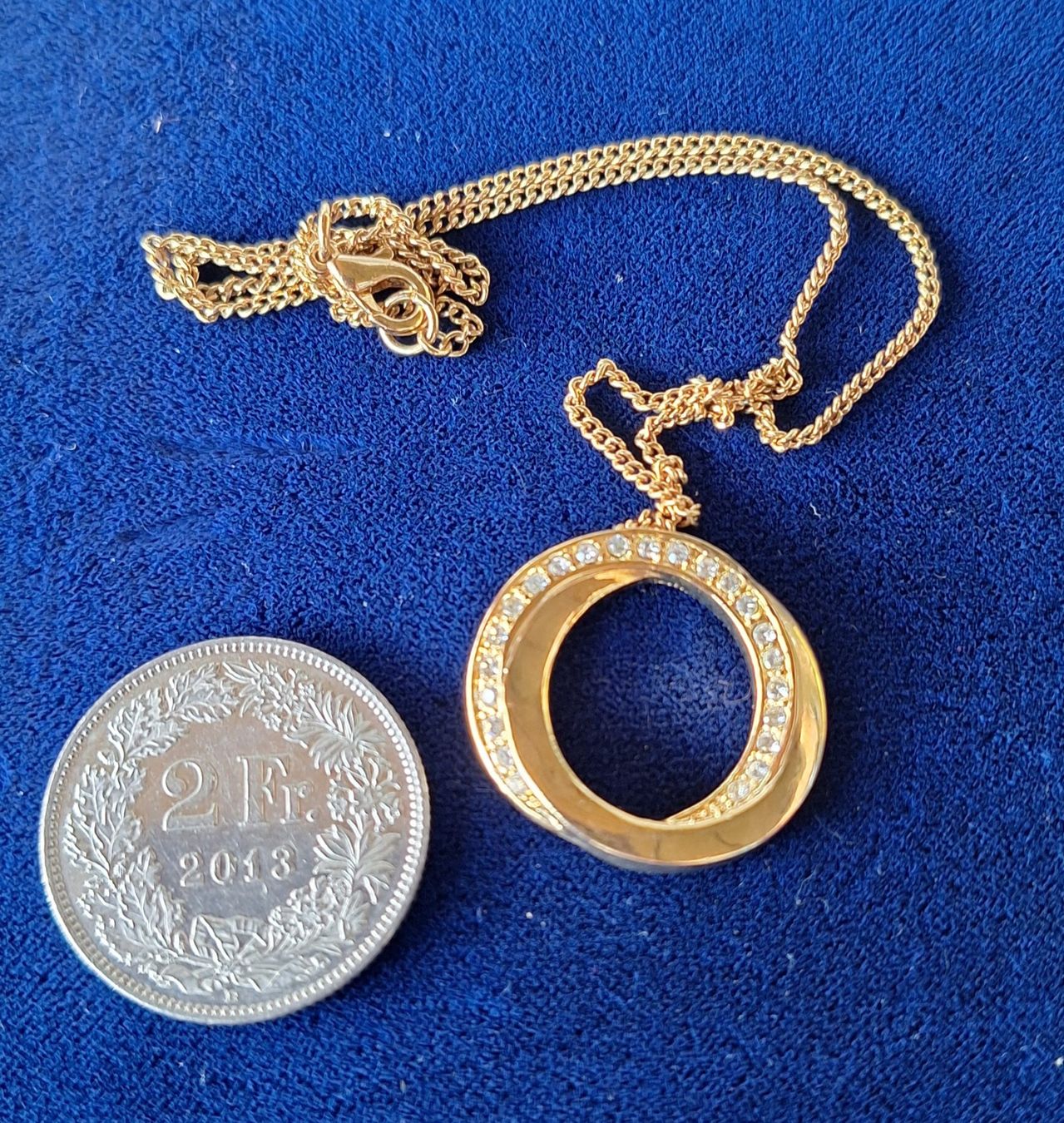 Catenine: Collier avec pendentif cercle strass plaqué or – Usato da St-Triphon venduto da Jldr0 1