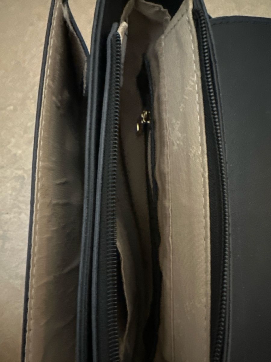 Taschen für Damen: Schwarze Handtasche – Gebraucht aus Winterthur von Can.sel37 2