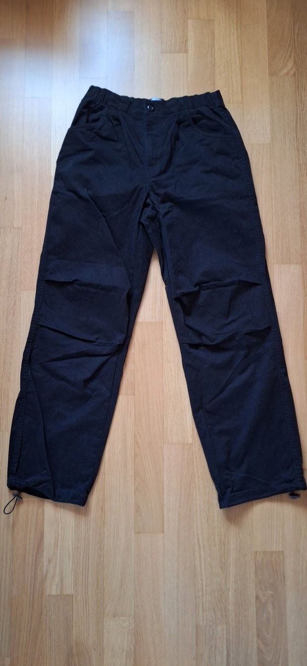 Pantaloni: Twik par Simons, pantalon noir – Nuovo e nell'imballaggio originale da Lussery-Villars venduto da pousinete02