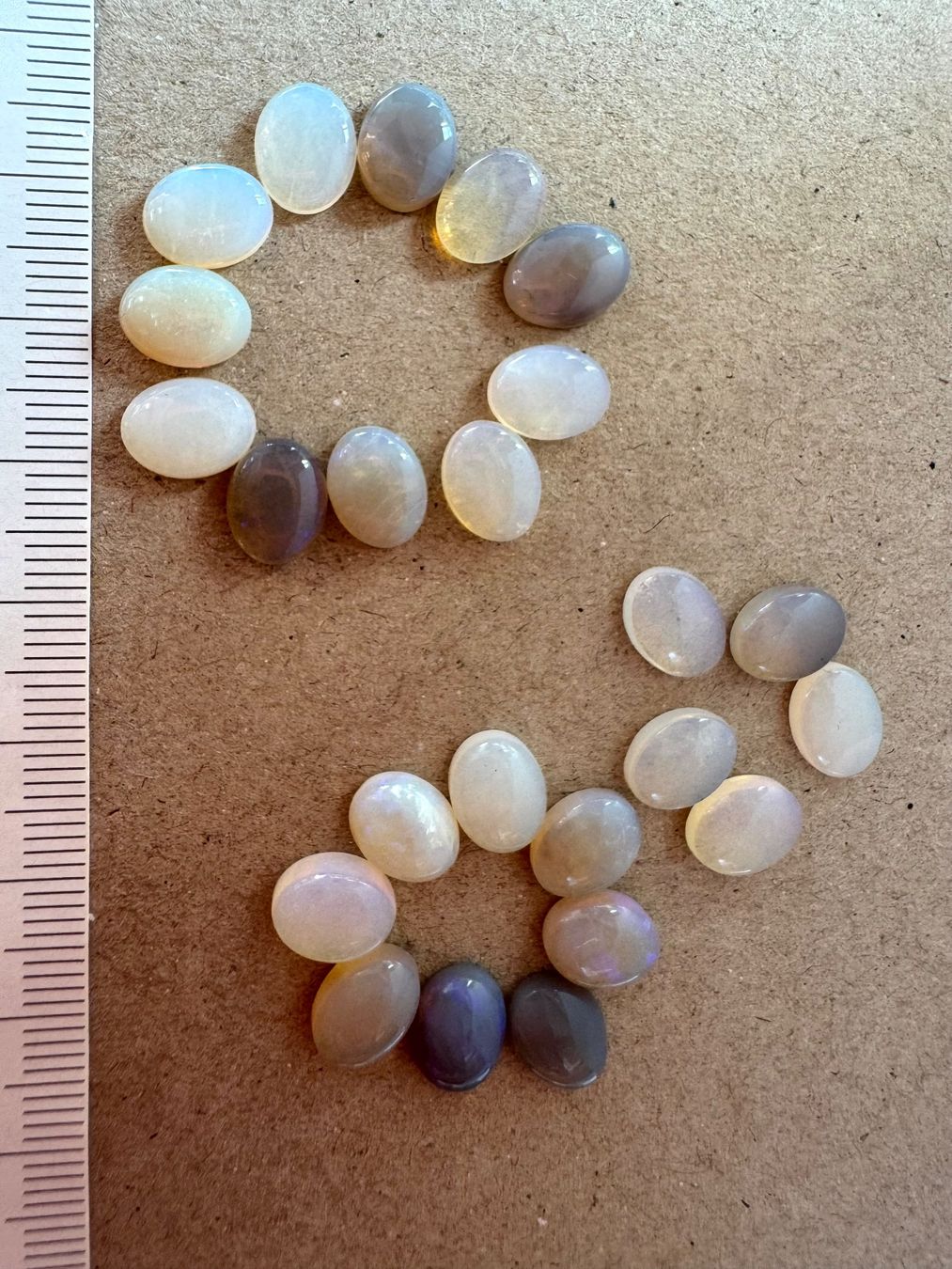 Fossilien: 24 Stk  Cabochons Opal  echt!!  oval    7x9mm  solid – Neu und originalverpackt aus Leuggern von gemshow 8