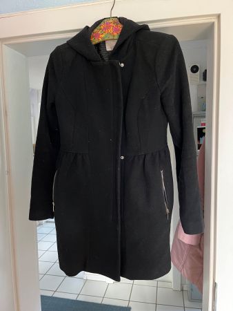 Damenwinterjacke schwarz mit Kapuze