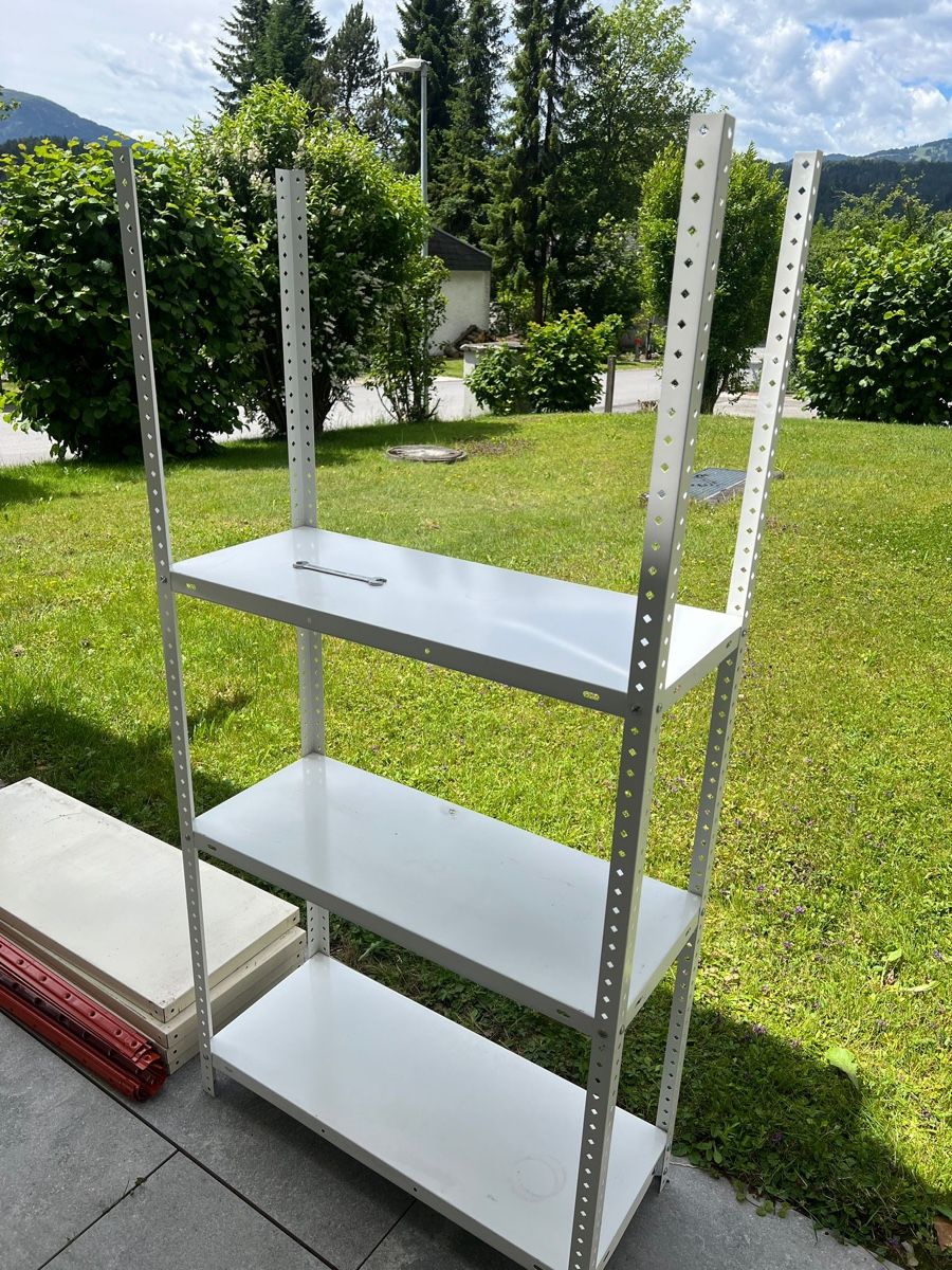 Scaffali: White Metal Shelving Unit - Summer Storage Solution – Usato da Trin Mulin venduto da rac_v76p