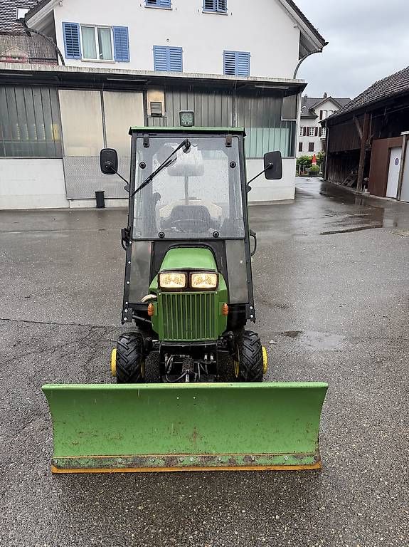 John Deere Sgombero neve: John Deere mit Schneepflug – Usato da Boswil venduto da Zollo1995