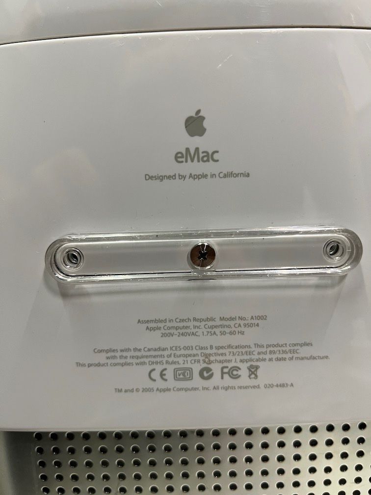Apple PC: eMac Model A1002 1.25 GHz Power PC G4 768 MB RAM – Usato da Steckborn venduto da rboelsterli 1