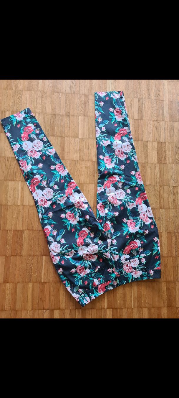 Hosen: Hosen Blumenmuster von MohitoGrösse 38 top – Gebraucht aus Emmenbrücke von gatasalvache 4