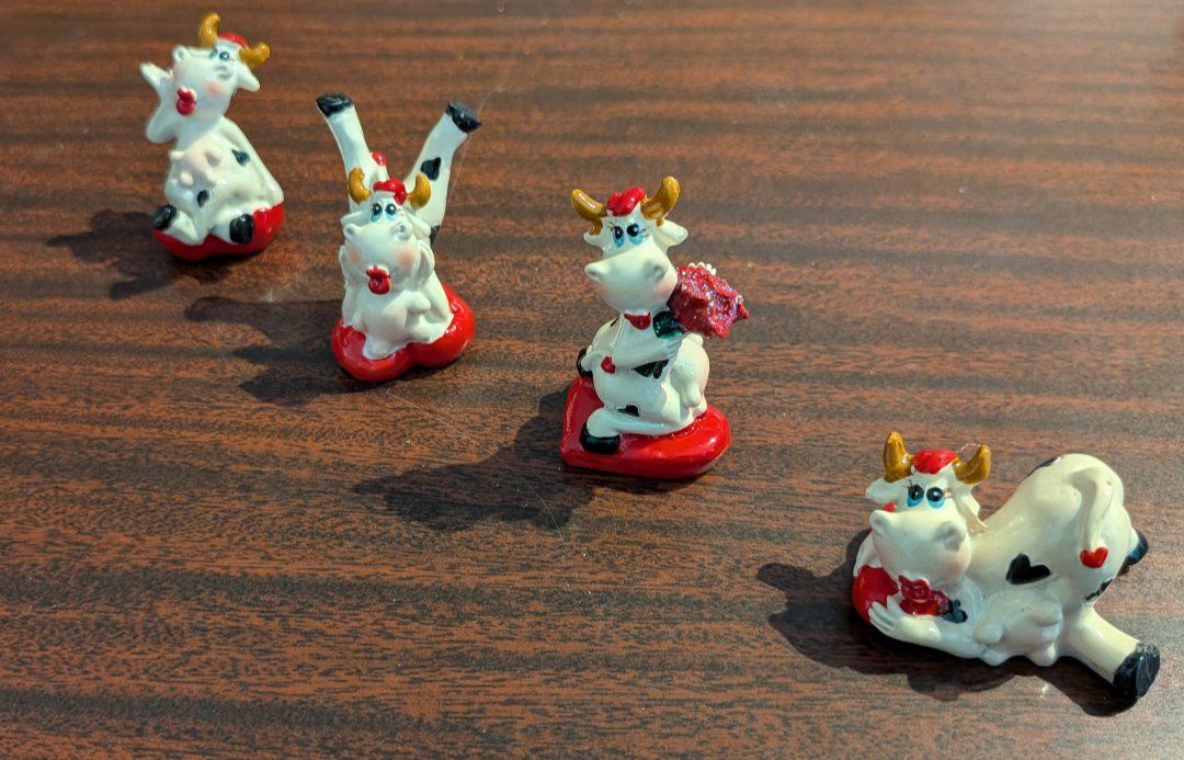 Tutte le decorazioni: Figurines vaches décoratives lot de 4 pièces – Usato da Cernier venduto da Poussetofiol 5